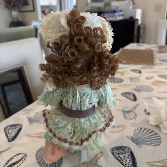 Franklin Heirloom Porcelain Doll Maryse Nicole Treasure Stand Bag - Picture 8 of 9